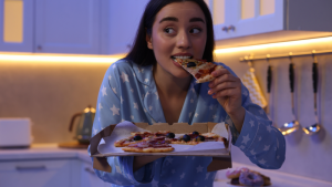 Một trong những lợi ích của việc ăn tối sớm là làm giảm khả năng ăn vặt vào đêm khuya